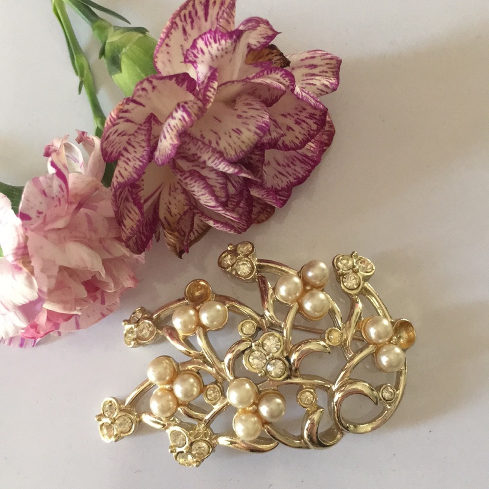 Gold and Pearl Brooch